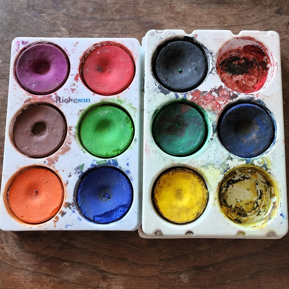 Richeson Tempera Paint Cakes. In 2 white trays. 10 paint cakes included.